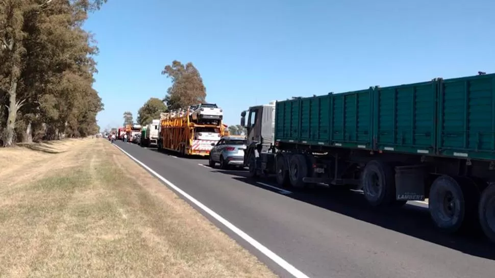 GRAVE PROBLEMA. La falta de gasoil generó grandes colas frente a las estaciones de servicio en todo el país, a la espera de poder recargar.  