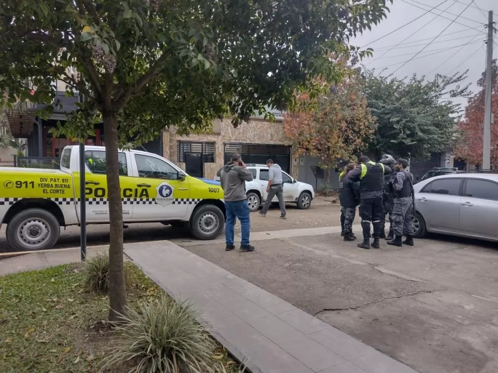 ACORRALADO. Guardias urbanos y policías en medio del operativo.  