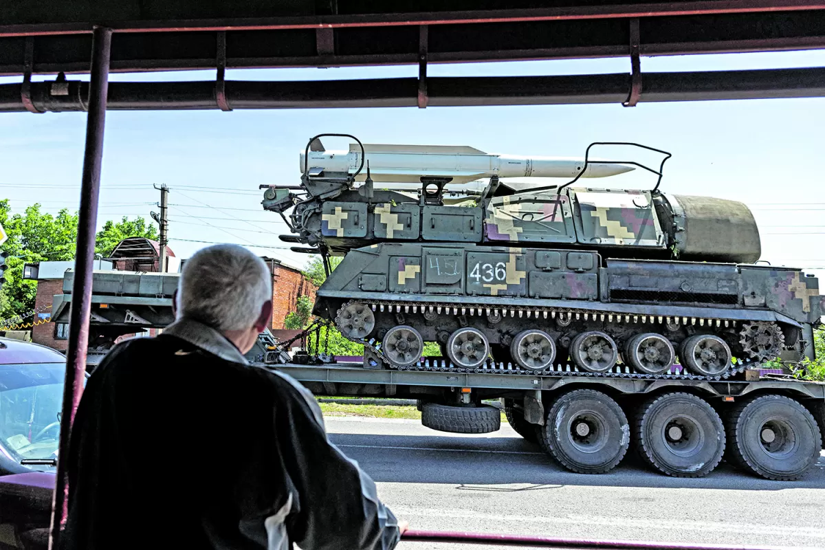 LANZACOHETES. Un vecino de Kramatorsk, en la región de Donetsk, ve pasar un transporte llevando un tanque con un proyectil.