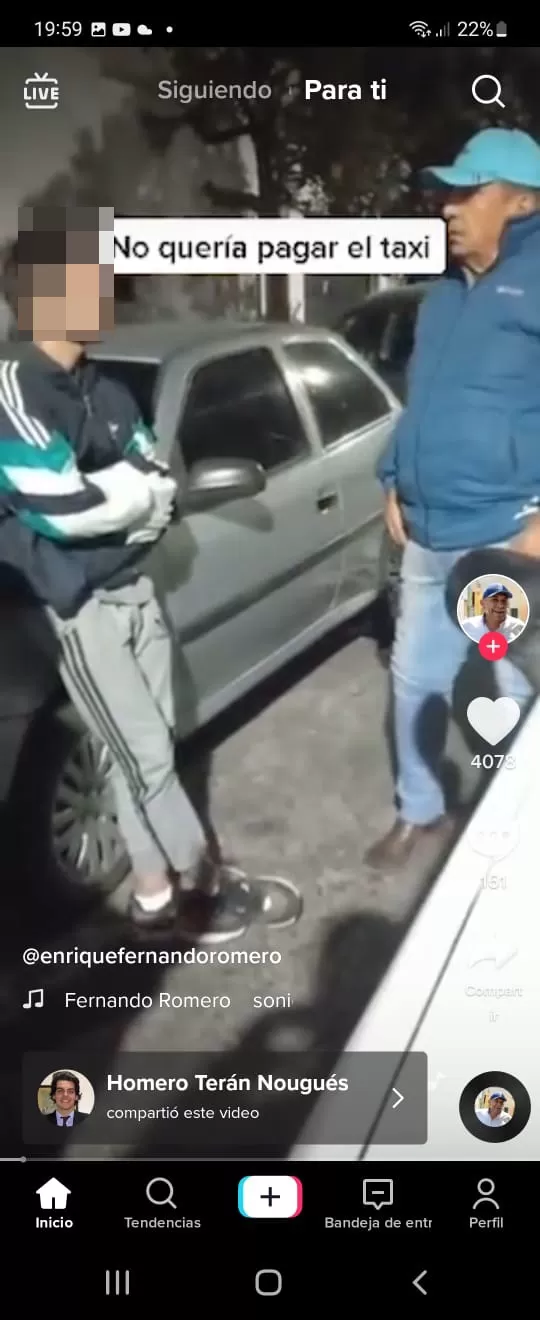 EN TIKTOK. Enrique Romero, subsecretario de Tránsito de la capital, interroga a un joven que al parecer no quería pagar por un viaje en taxi.  