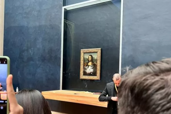 Un ataque a “tortazos” contra “La Gioconda”