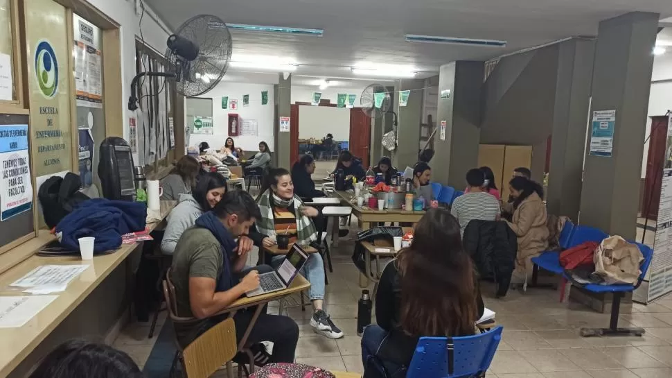 EN ASAMBLEA. Los estudiantes de Enfermería se turnan en la toma del establecimiento en reclamo para que las nuevas autoridades los atiendan.  