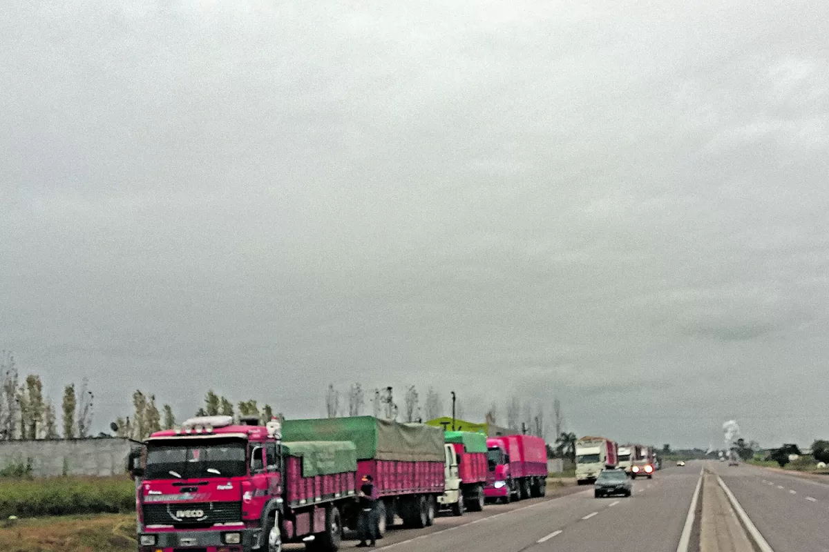 Camiones estacionados a la vera de la ruta por la falta de gasoil en la provincia. 