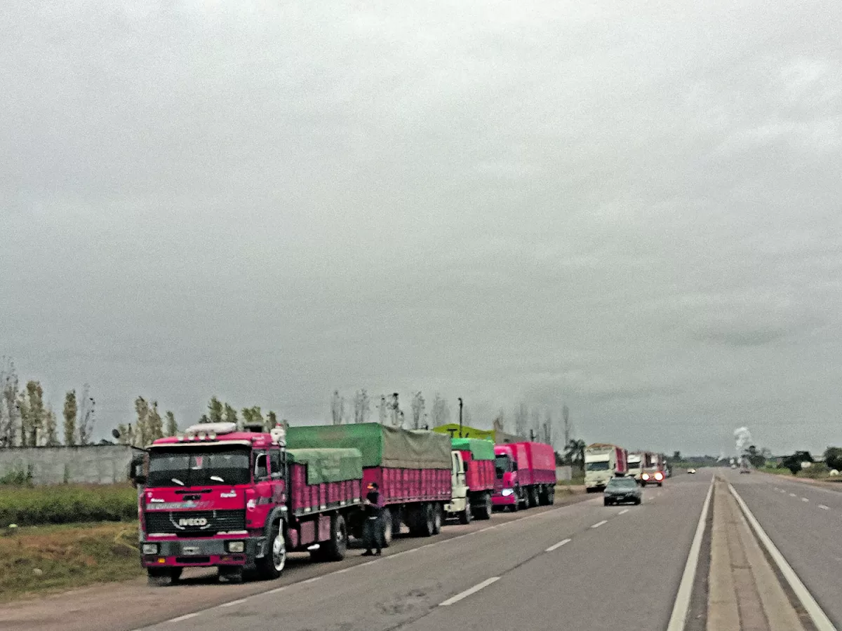 Camiones estacionados a la vera de la ruta por la falta de gasoil en la provincia. 