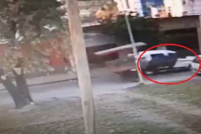 Video: Un carro con tracción a sangre chocó al intentar rebasar un auto