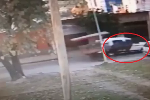 Video: Un carro con tracción a sangre chocó al intentar rebasar un auto