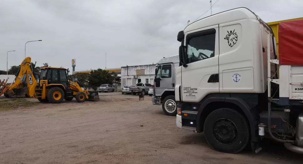 VOLVER. Para regresar, los camioneros cargan en varias estaciones. 