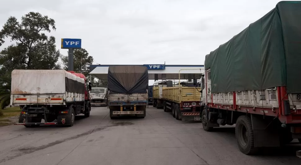 UN DIFÍCIL OBJETIVO. Los camioneros no reparan del frio a la hora de esperar horas por “algo de carga” de gasoil en las estaciones de servicio.  