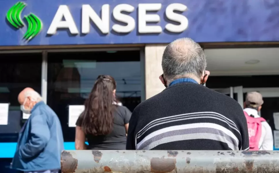 Jubilados y pensionados: cuándo cobran el aguinaldo de junio con el aumento