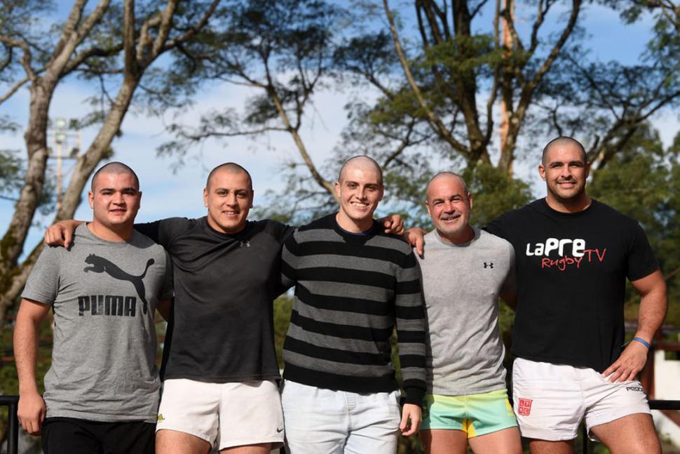 CON LOS AMIGOS. Compañeros del plantel de Los Tarcos se cortaron el pelo para acompañar a Alejandro Danieli Pelle, en el centro del cuadro.