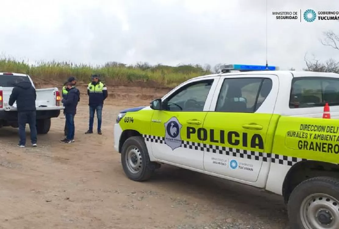 En Los Porceles, encontraron una excavadora sacando áridos del río
