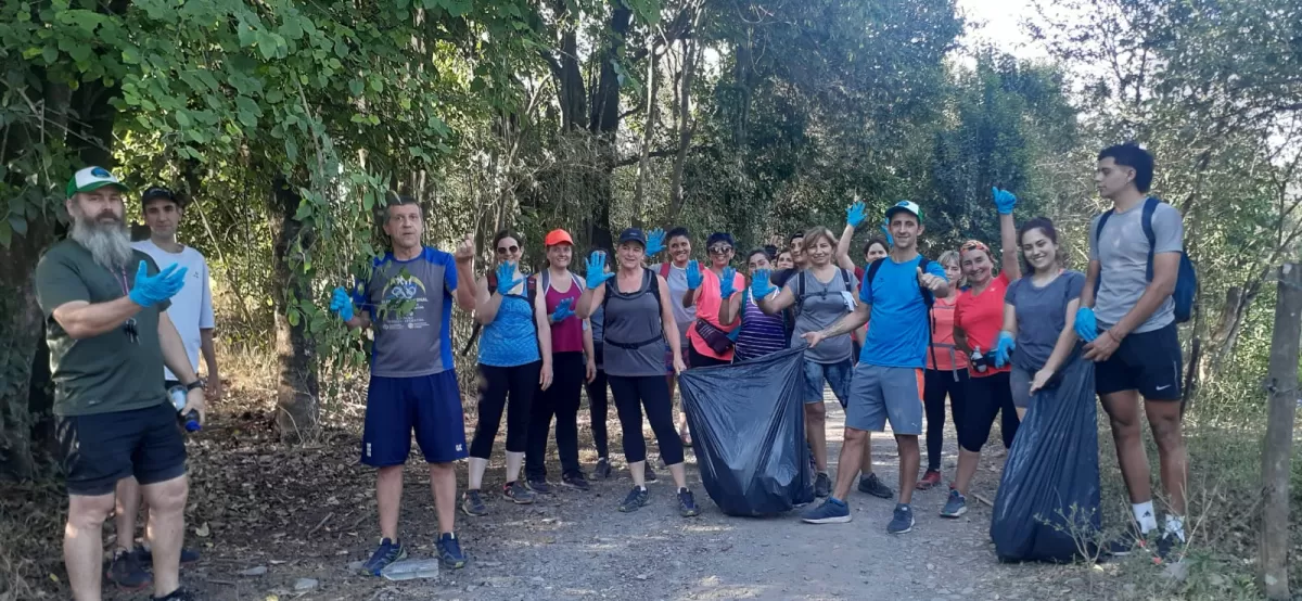  FACIL Y SIMPLE. Una de las últimas salidas de plogging organizadas por la Dirección de Deportes de Yerba Buena, durante el verano y con la guía de la profesora Sofía Sava y del equipo de Eco Team. GENTILEZA MATIAS HAEDO