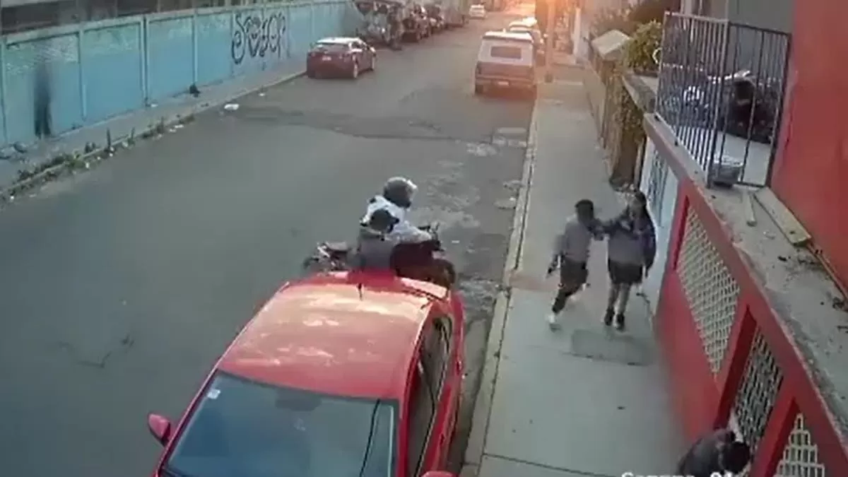 Video: vio a dos motochorros y no dudó en huir y abandonar a su novia