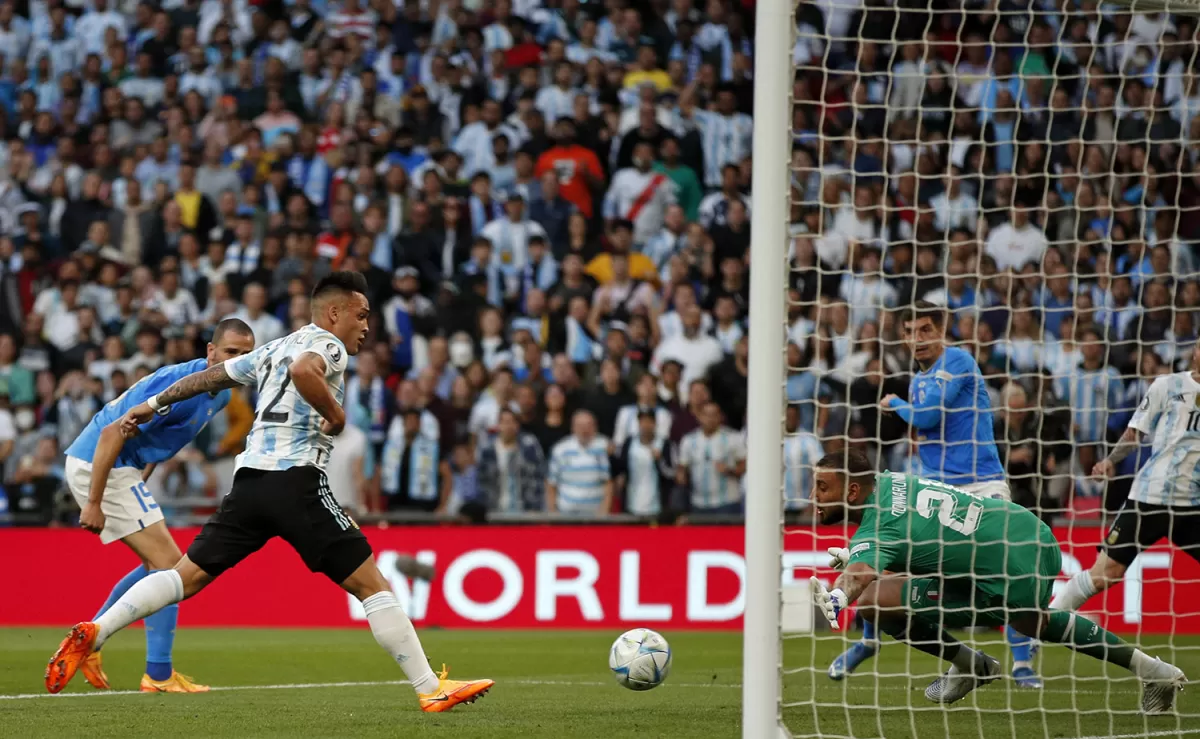 INSTINTO GOLEADOR. Martínez anotó debajo del arco. FOTO TOMADA DE TWITTER.COM/COPAAMERICA