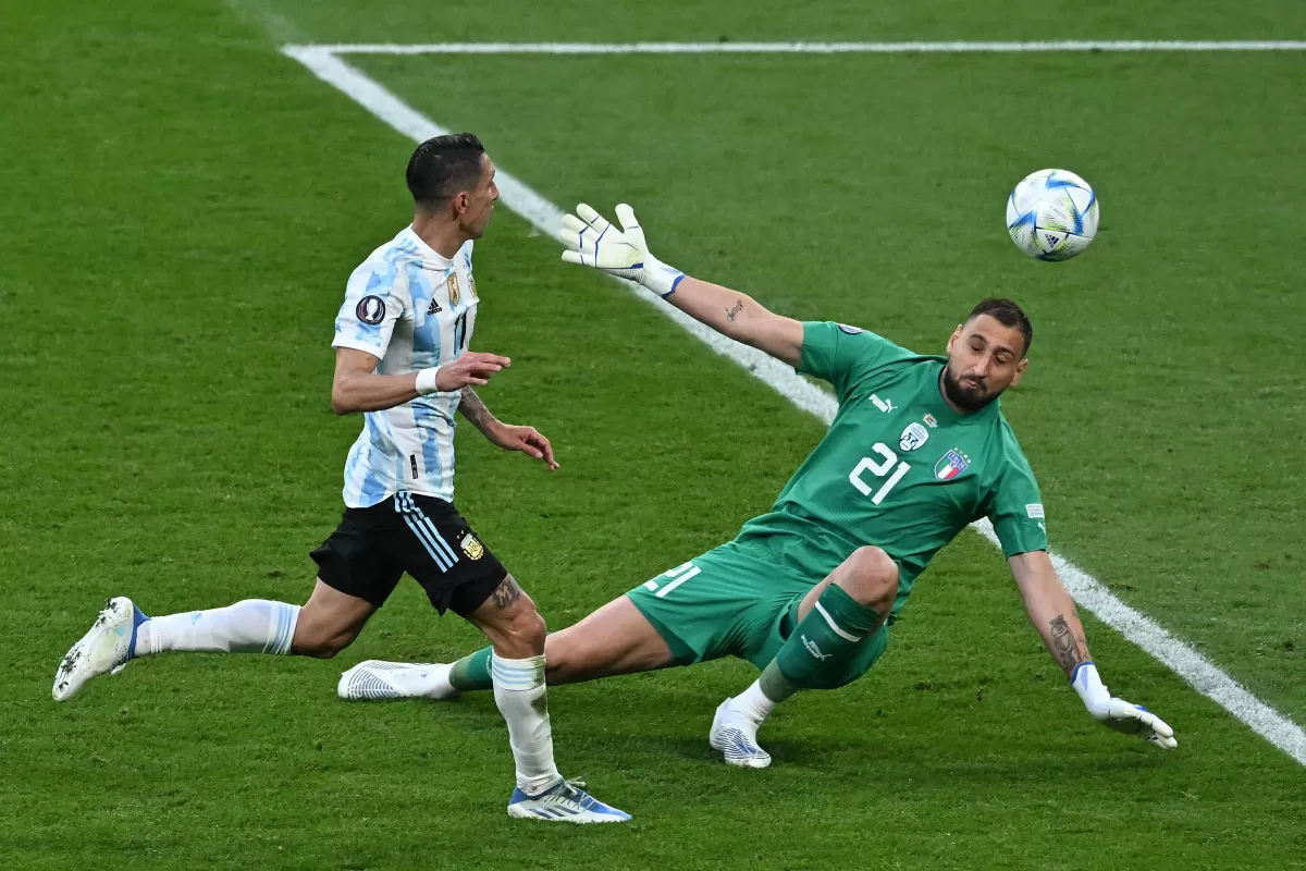 CON SU SELLO. Di María le picó la pelota a Donnarumma. FOTO TOMADA DE TWITTER.COM/COPAAMERICA