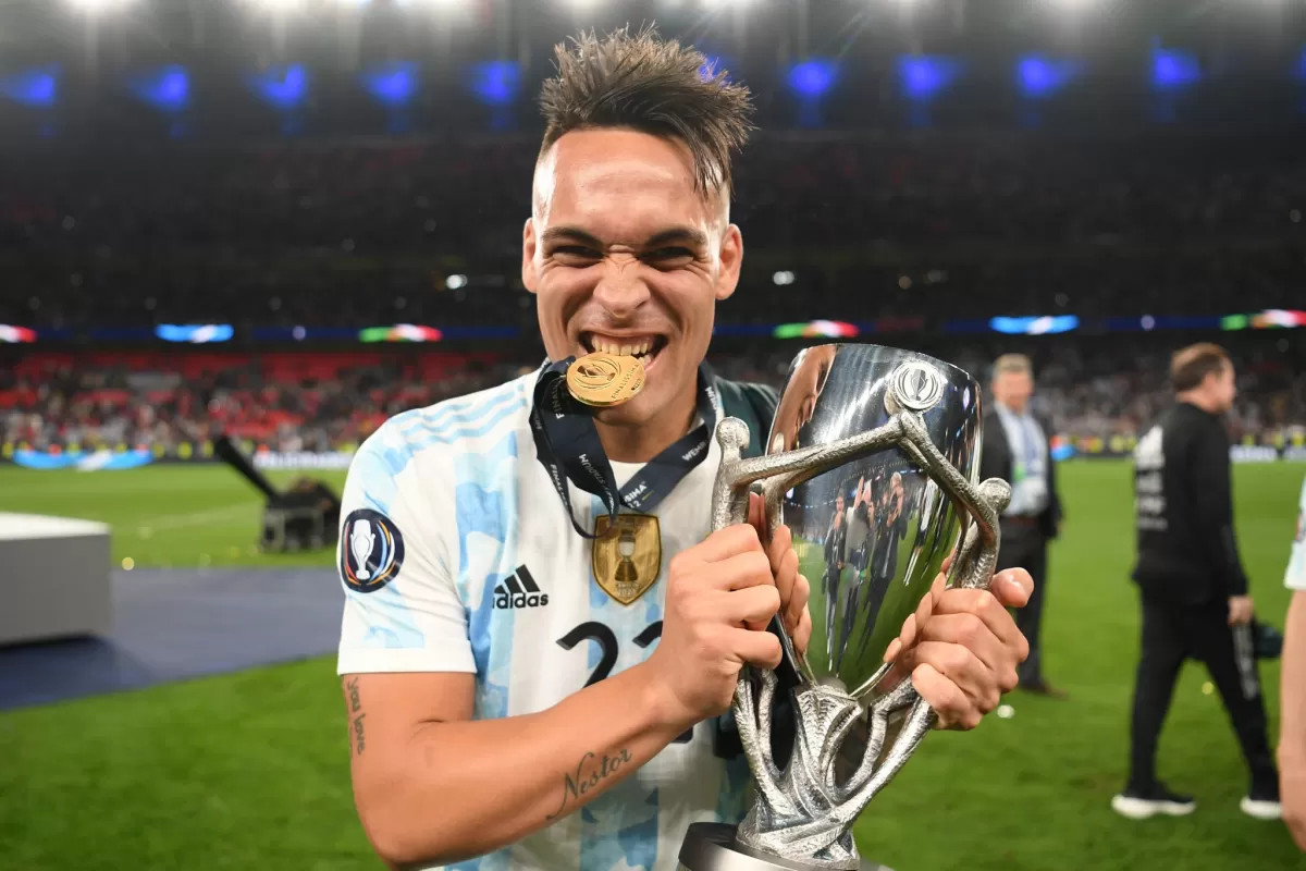 FELICIDAD. Lautaro fue figura y festejó luego de la Finalissima. FOTO TOMADA DE TWITTER.COM/ARGENTINA 