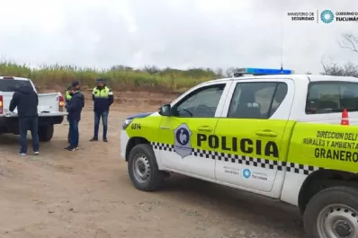 En Los Porceles, encontraron una excavadora sacando áridos del río