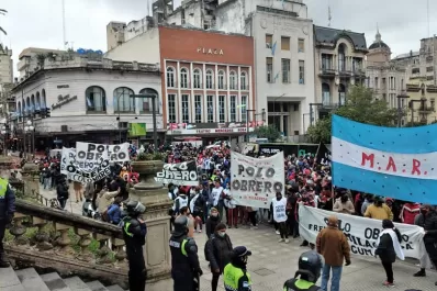 Marchan frente a la Casa de Gobierno para protestar contra el hambre y la miseria