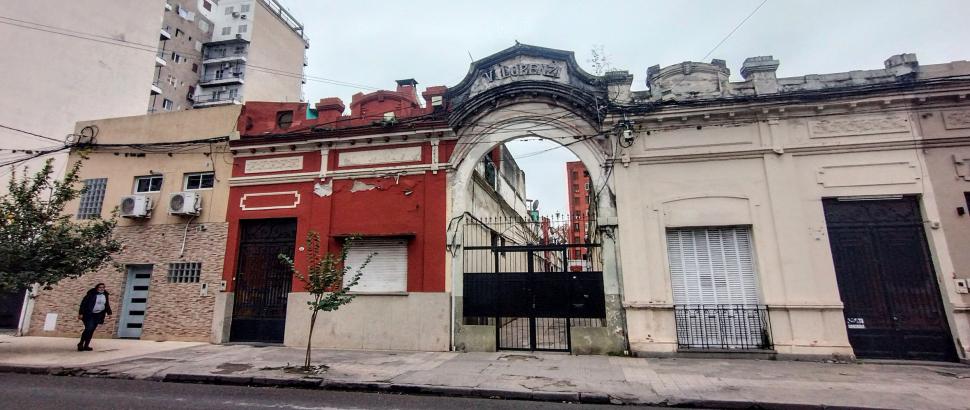DETALLES. Con molduras y una gran entrada, la casa se muestra imponente en el vecindario.