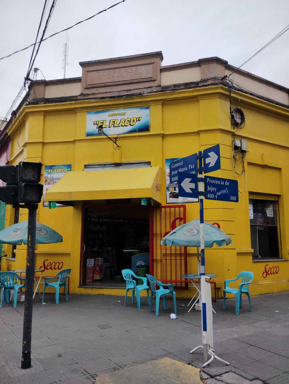 POTENTE. El local de  sánguches “El flaco” llama a sus clientes con una pintura amarilla. Antes fue despensa