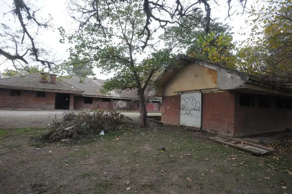 ABANDONADO Y EN RUINAS. Así se encuentra la casona del ex predio de radio Nacional. Varios proyectos se disputan su renovación. 