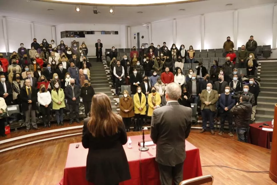 SE TERMINA EL CALENDARIO ELECTORAL. Vicerrectora y Rector frente a los consejeros poco antes de la jura. 