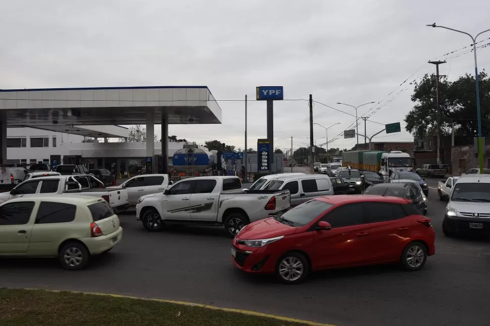 EN ESPERA. En las expendedoras tucumanas se suceden cotidianamente las filas de vehículos por gasoil. 