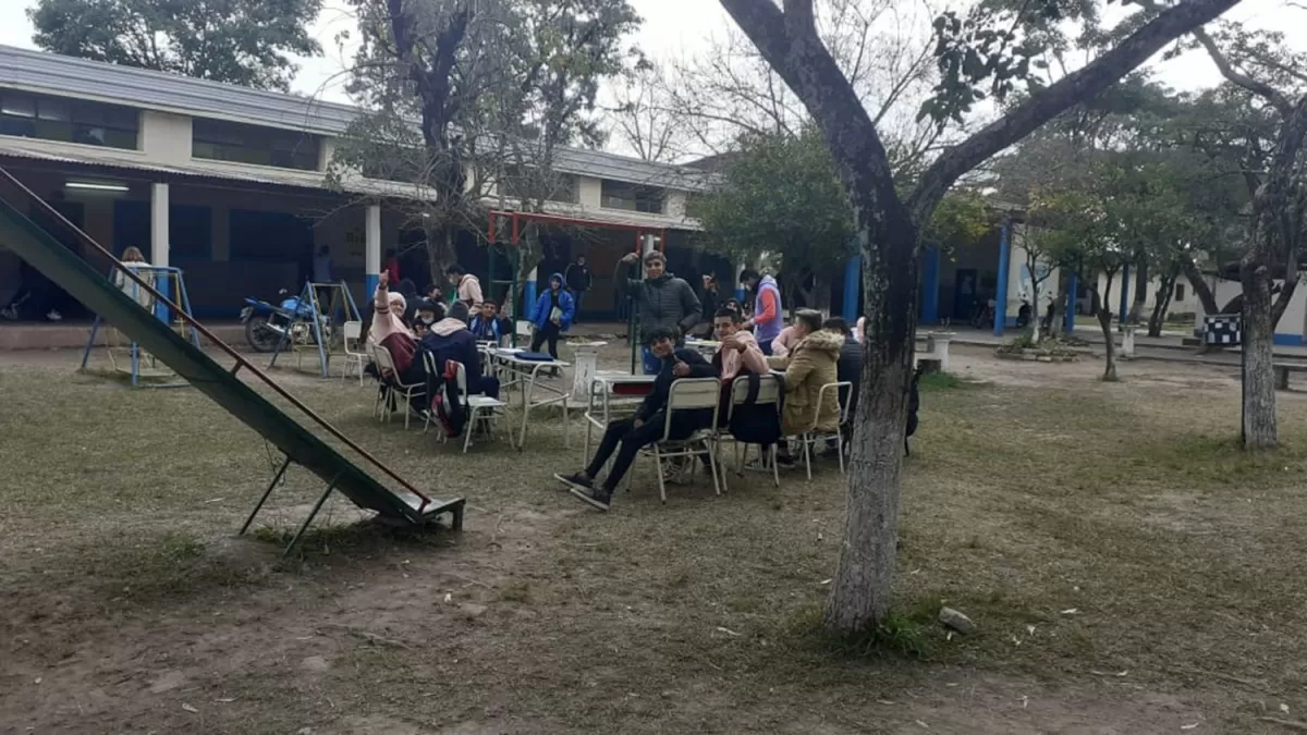 EN EL PATIO. Alumnos de la escuela media de Mancopa, Leales. 