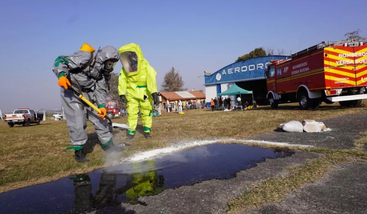 SALUTACIONES. El jefe de bomberos voluntarios de Yerba Buena saludó a sus compañeros en su día.