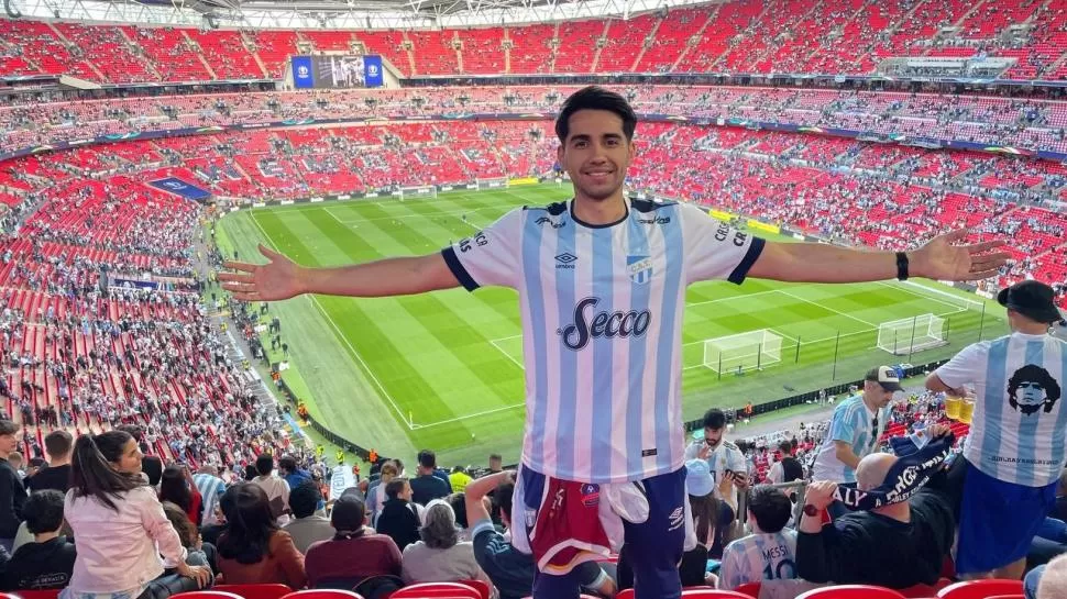 CELESTE Y BLANCO. Franco Ocón, con la casaca “decana” en Wembley. 