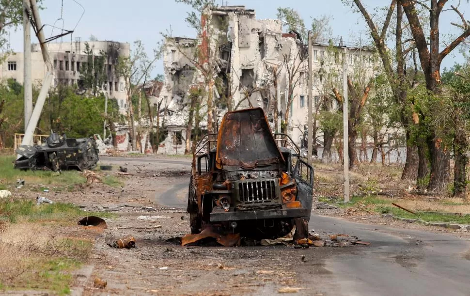 RESTOS. El rastro de destrucción de la guerra puede verse en la ciudad de Rubizhne, en la región de Luhansk. 