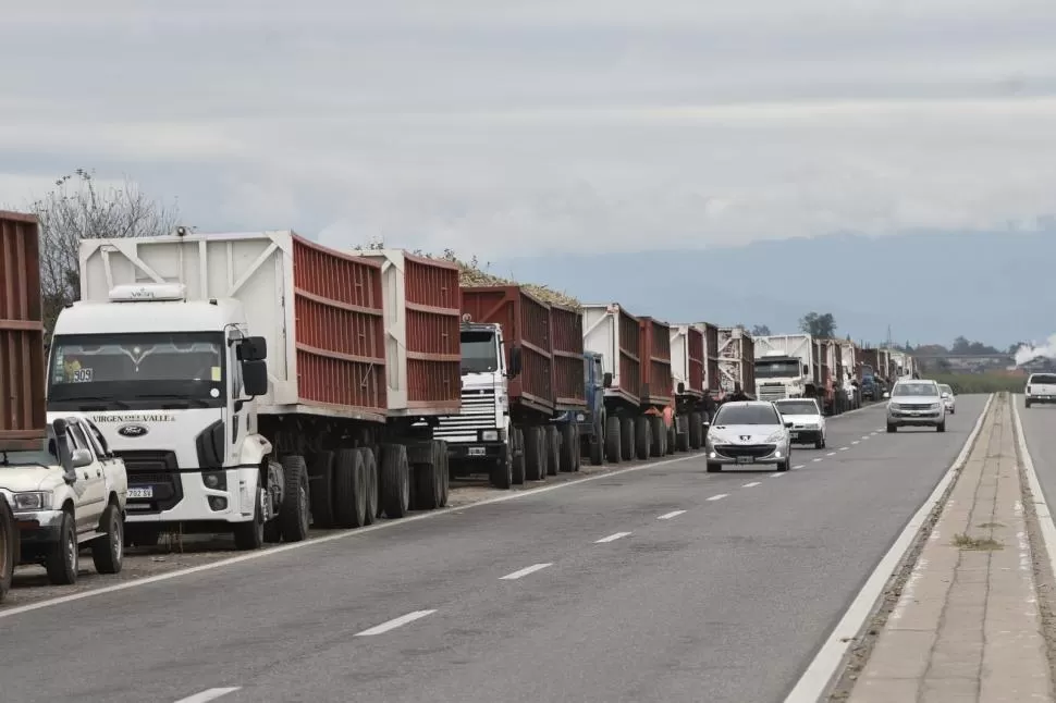 UNA LARGA FILA DE CAMIONES DETENIDOS. Una imagen reiterada a causa de la faltante de gasoil en el sur.   