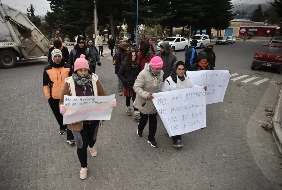HASTA LA ESCUELA. Padres y madres marcharon hasta la puerta del establecimiento educativo para reclamar a las autoridades.  