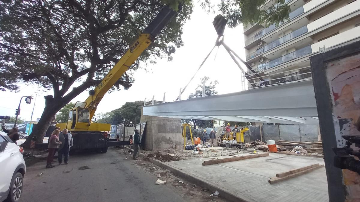 En fotos: así avanza la instalación del nuevo puente de Mate de Luna al 2.100