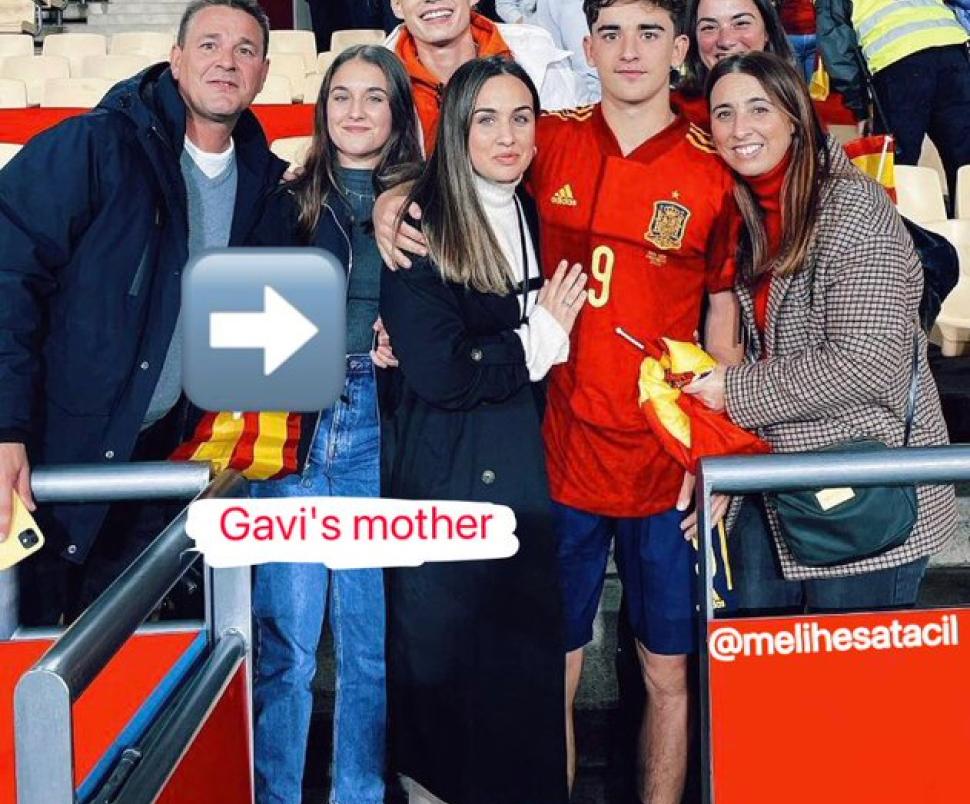 Gavi junto a su madre, la supuesta amante de Piqué.