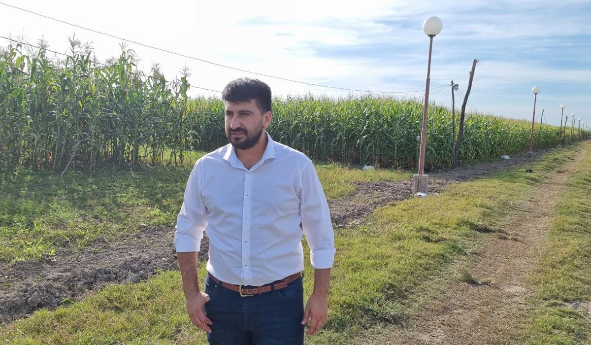 PRODUCCIÓN. El intendente de Bella Vista, Sebastián Salazar, recorrió el predio donde plantarán choclos, batatas y caña de azúcar; y donde habrá un galpón con gallinas ponedoras y criaderos de pollos.