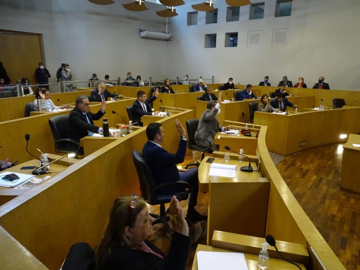 SESIÓN EN EL CONCEJO DELIBERANTE. Los ediles votan en el recinto. Foto: prensa HCD