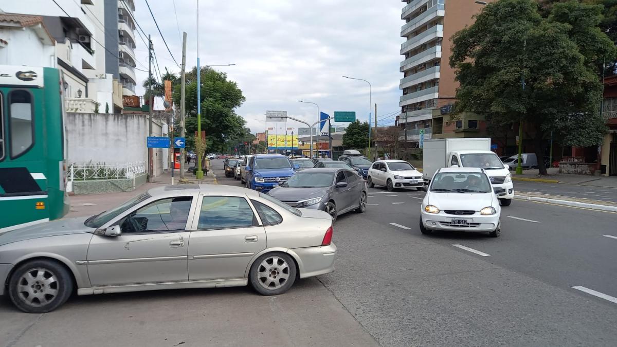 TRÁNSITO CORTADO. El paso fue interrumpido momentáneamente sobre la avenida Mate de Luna por la instalación del nuevo puente. Foto de LA GACETA / Analía Jaramillo