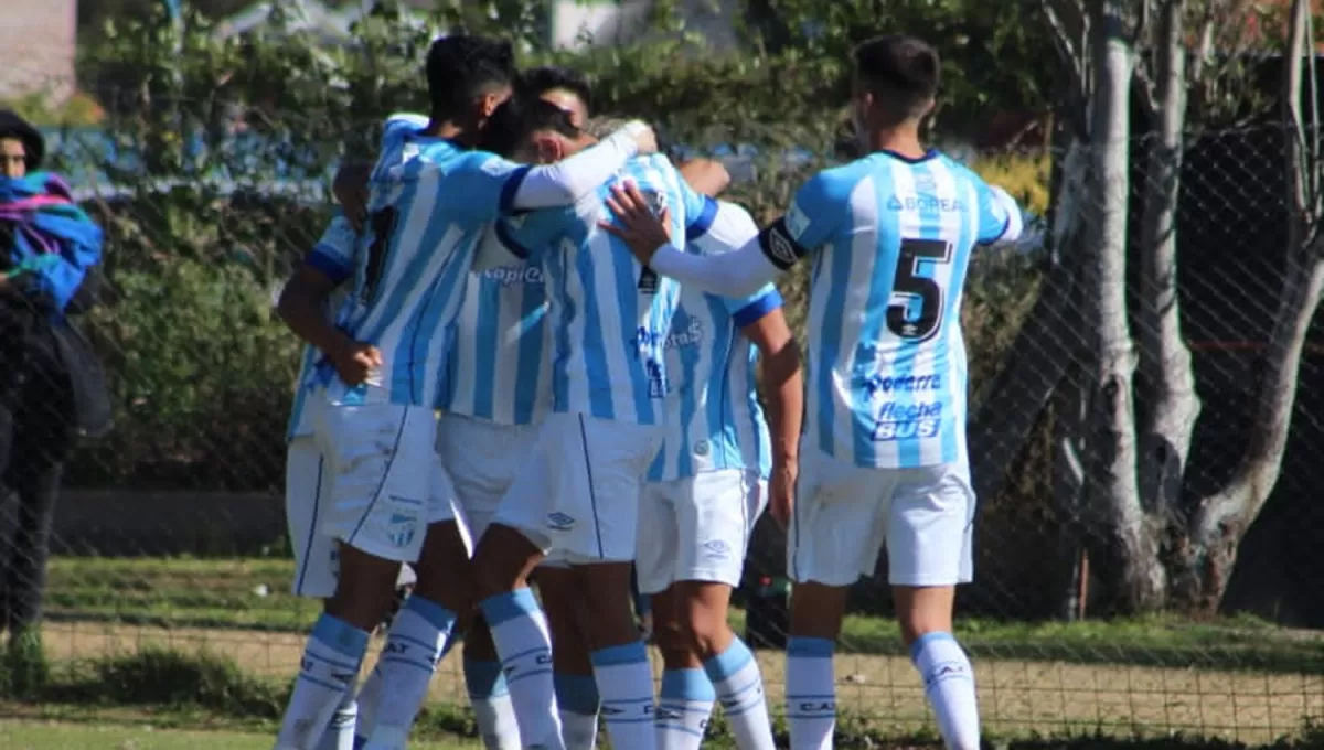 FESTEJO. Los jugadores decanos saludan a Alanís en la celebración del segundo gol.