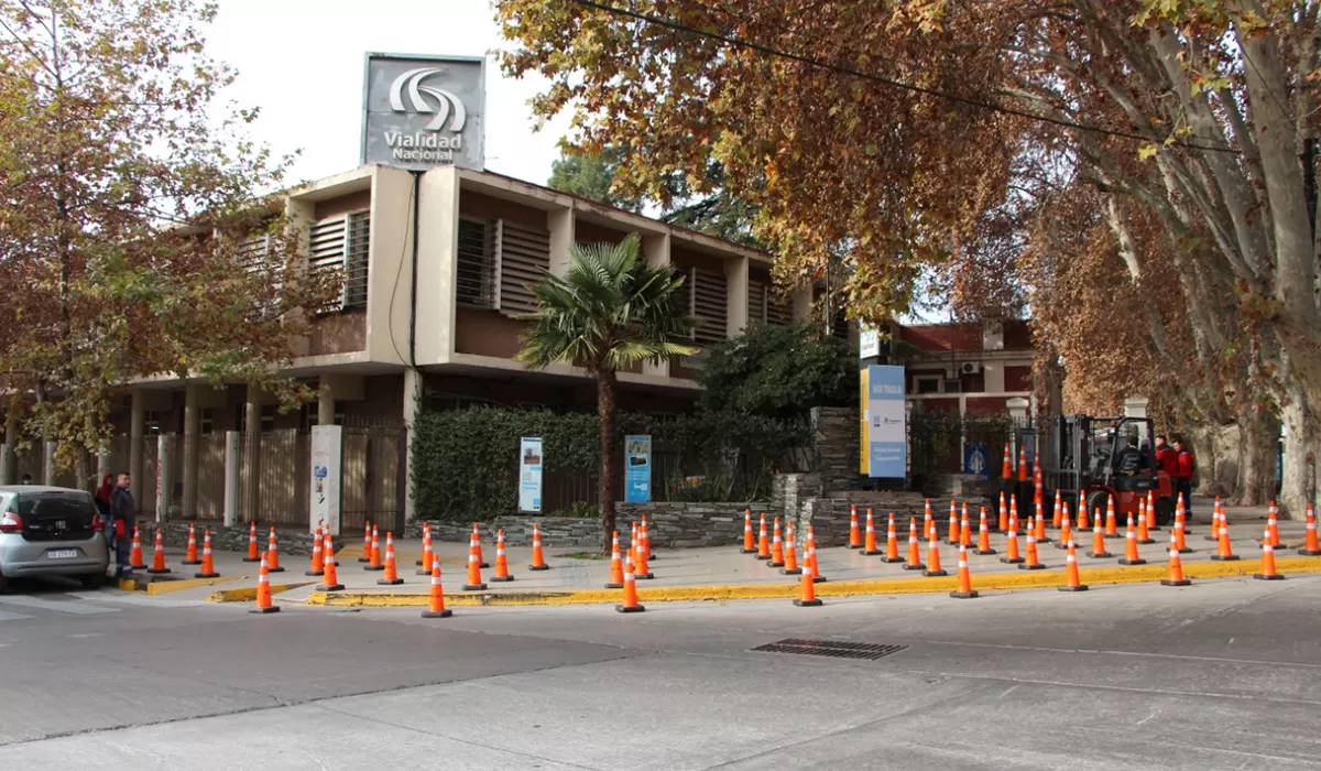 CONMEMORACIÓN. En distintas dependencias de Vialidad Nacional del país instalaron 113 conos que recuerdan la cantidad de víctimas de violencia de género en lo que va del año.