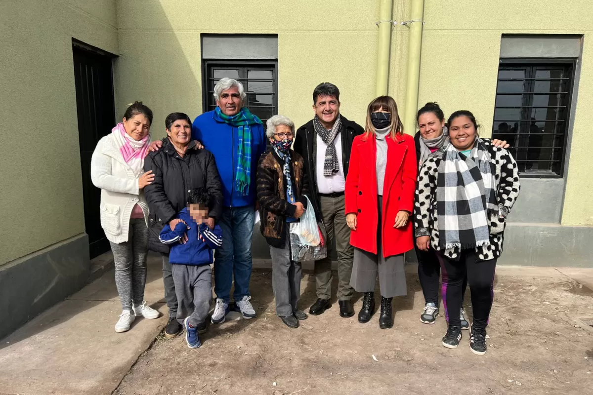 JUNTO A SU FAMILIA. Don Ponce sonríe en el barrio Manantial Sur, acompañado por sus hijos y por el ministro Soria y la interventora Córdoba. Foto: Comunicación Pública