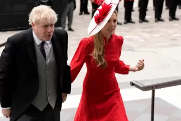 Johnson fue abucheado a su llegada a la misa por el Jubileo de la reina Isabel II