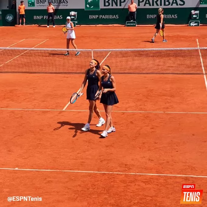 AMIGAS. Gabriela Sabatini y Gisela Dulko ganaron su segundo partido en Roland Garros. 