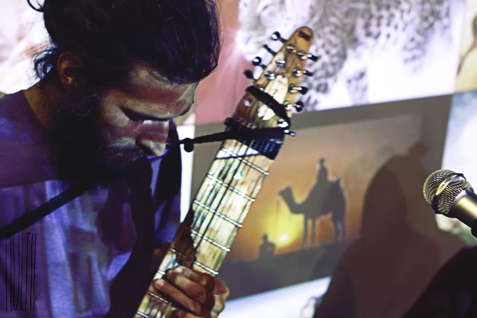 UNA TÉCNICA ESPECIAL. Zal Juglar interpreta música con el stick.  