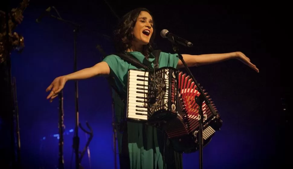 CON TONADA MEXICANA. El acordeón es su insignia, pero además de cantar Venegas es multiistrumentista.  