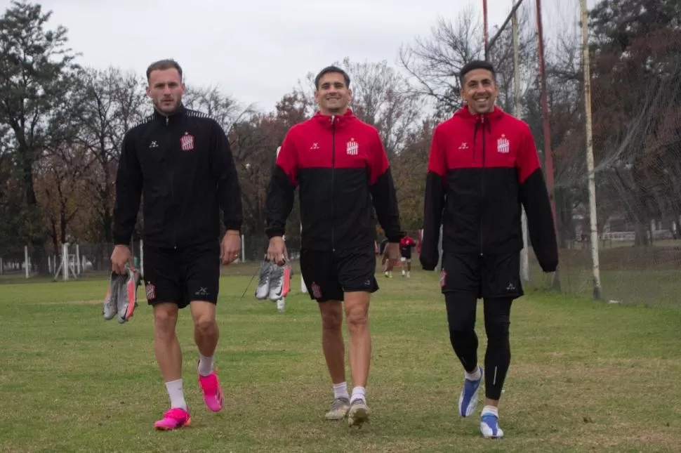 NO PARAN. Sansotre, Jourdan y Sosa se retiran, tras un nuevo entrenamiento. El plantel profesional aprovechó el doble turno para mejorar en lo físico y lo mental. 