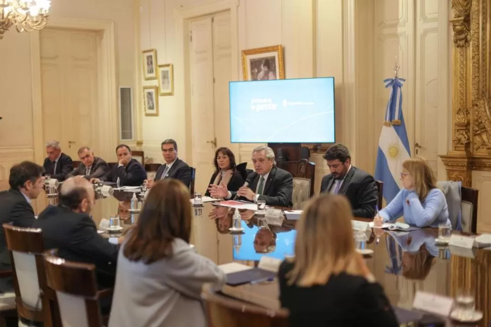 EN LA CASA ROSADA. El Presidente reunió gobernadores y representantes de las 17 provincias que apoyan que sean 25 los miembros de la Corte. twitter@alferdez