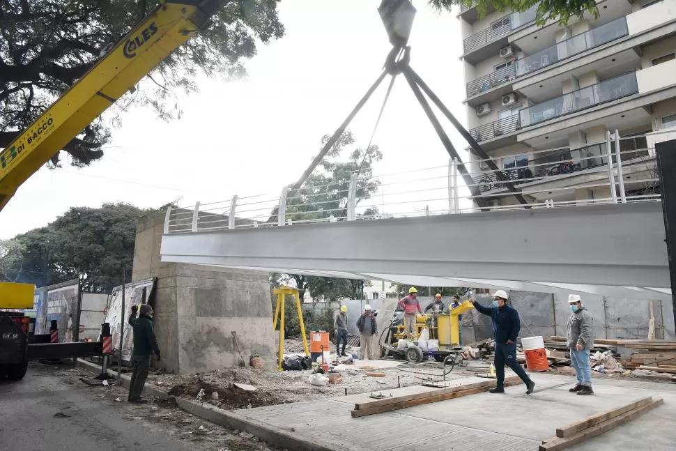 LISTO. El puente, ya sobre las maderas que lo alejan del suelo. Atrás, uns de la columnas que lo sostendrán. 