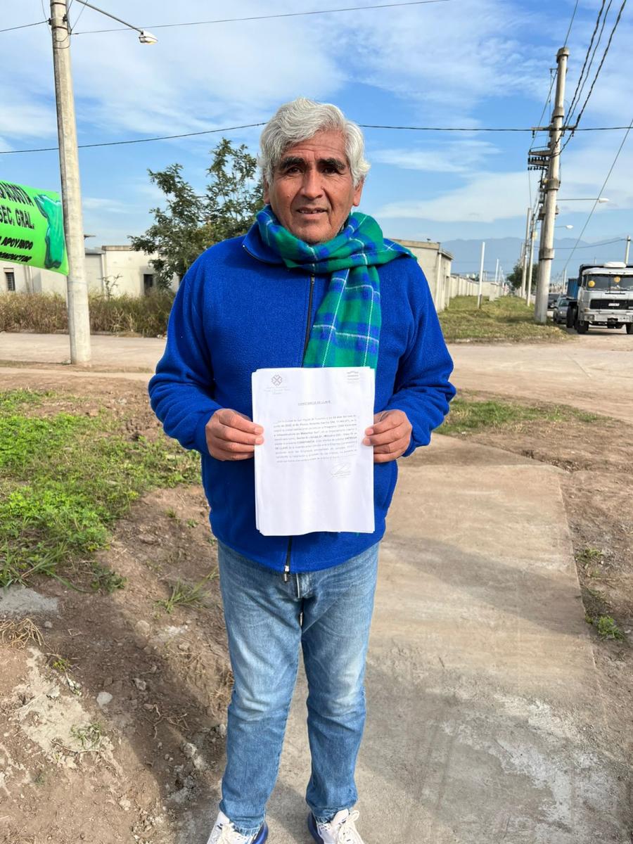 Don Rolando Ponce exhibe la documentación oficial de su vivienda. 