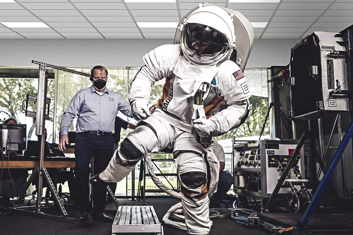 ETAPA DE PRUEBA. Con estos trajes los astronautas se moverán por suelo lunar y marciano. 